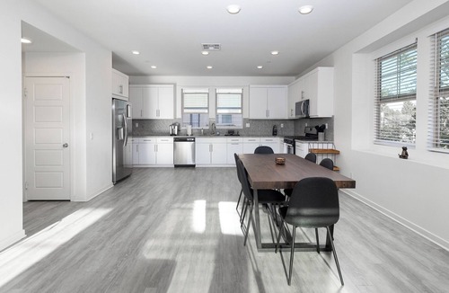 Riverview West House | Spacious Luxury 4BR 15 min to Disney, Family Home, Parking, extra beds, games