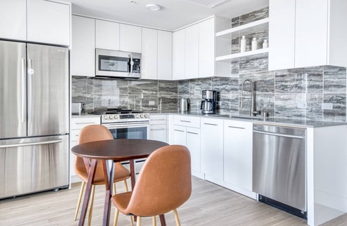 Downtown Oakland Apartment | Spacious Oakland 1BR w/AC, W/D, Sky Deck, next to BART, by Blueground