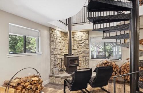 Groveland House | Spacious Pine Mountain Lake Cabin Rental w/Decks
