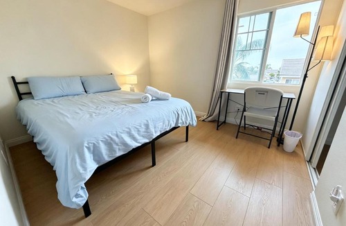 Fontana House | Spacious Private Bedrooms With Full Amenities Near Grocery Stores & Main Highway Routes