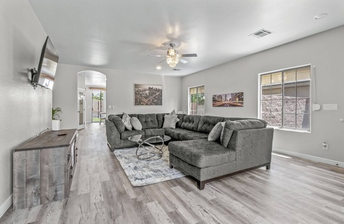 Torrey Pines Ranch House | Spacious Ranch near Downtown with master retreat and backyard BBQ!