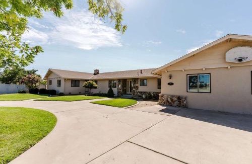 Stanislaus County House | Spacious Retreat with Paradise Backyard | Private Group Getaway near Local Dining in Patterson, CA