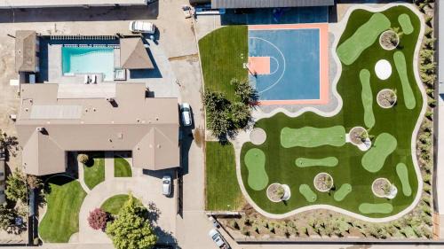 Stanislaus County House | Spacious Retreat with Paradise Backyard | Private Group Getaway near Local Dining in Patterson, CA