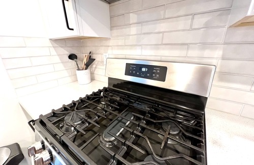 Laurel Heights Condo | Spacious & Sunny 6BR/3.5BA Home in Upscale Neighborhood