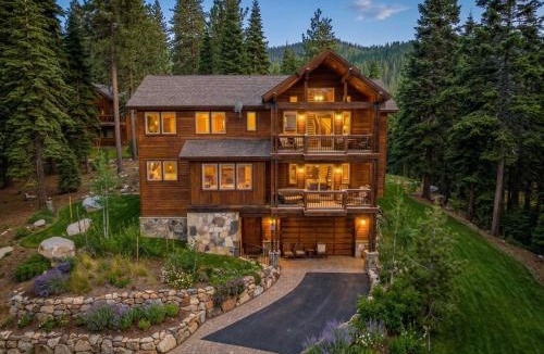 Tahoma House | Spacious Tahoma Retreat with Hot Tub and Game Room