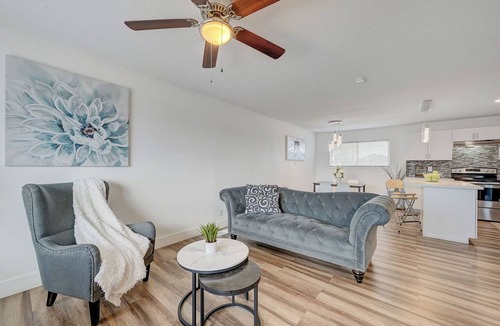 Richfield House | Spacious Vegas Retreat Close to Strip Sleep 12