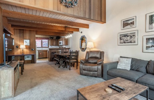 Mammoth Lakes House | Spacious Winterset 26 2 Bedrm Plus Loft 3 Full Bathrm Townhome Sleeps 8 Steps to Free Town Shuttle