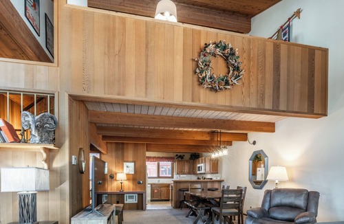 Mammoth Lakes House | Spacious Winterset 26 2 Bedrm Plus Loft 3 Full Bathrm Townhome Sleeps 8 Steps to Free Town Shuttle