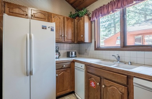 Mammoth Lakes House | Spacious Winterset 26 2 Bedrm Plus Loft 3 Full Bathrm Townhome Sleeps 8 Steps to Free Town Shuttle