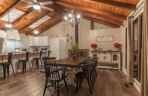 Mariposa Cabin | Spacious Yosemite Pet Friendly Retreat w/Game Room-Views-Deck & EV Charger