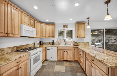 Country Club Estates Cabin | *Specials~ Southern Pines Cabin-Hot Tub/Allow Dogs