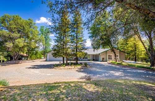 Oakhurst Villa | Spectacular Views w/Hot Tub/BBQ -Yosemite & Bass Lake