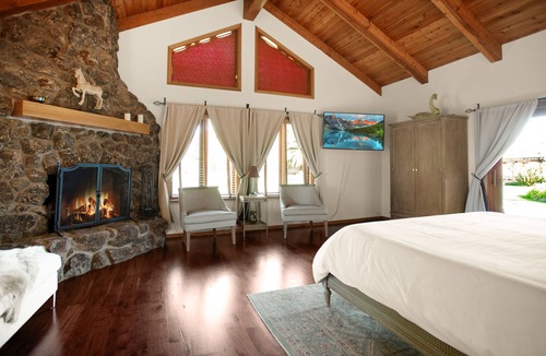 Santa Ynez House | Spectacular Vineyard Estate with Towering Palm Trees and Picturesque Vines!