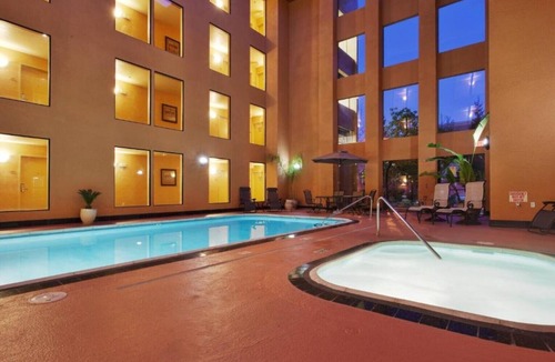 Union City House | Spread out and enjoy the spacious rooms!