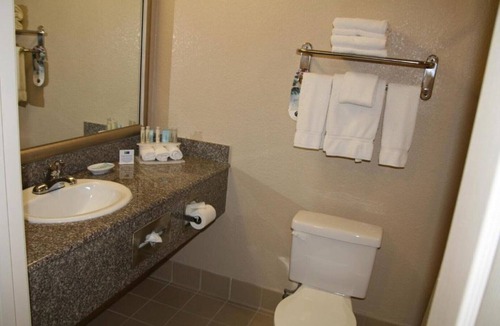 Union City House | Spread out and enjoy the spacious rooms!