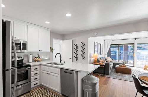 Mammoth Lakes House | St Anton Getaway Shared BBQ Pool & Hot Tub