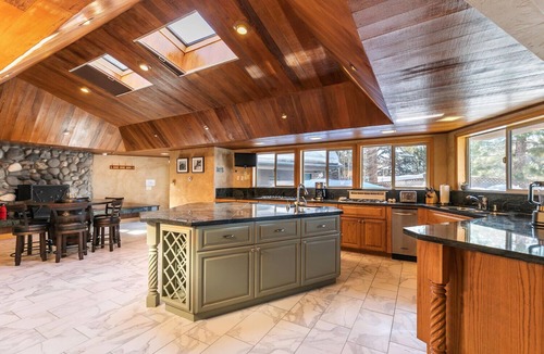 Lincoln Park House | Stairway to Heaven with Stunning Lake Views from Cave Rock, Sleeps 10