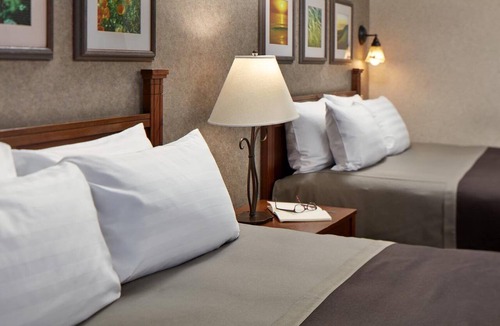 San Simeon Hotel | Standard 2 Queens Room w/Easy Access to Highway 101
