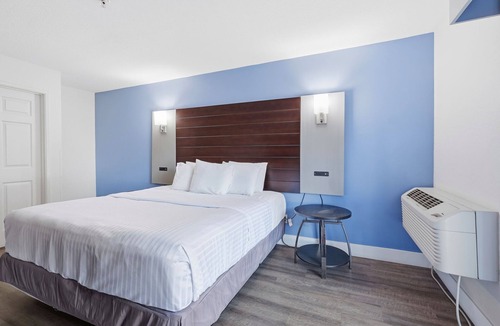 Westside Santa Cruz Hotel | Standard King Room | Balcony or Patio, Pool & Parking near Boardwalk