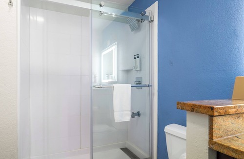 Westside Santa Cruz Hotel | Standard King Room | Balcony or Patio, Pool & Parking near Boardwalk