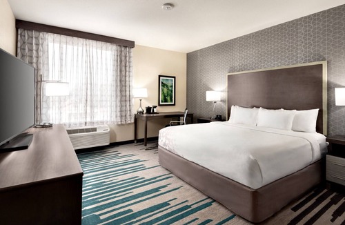 Clovis House | Standard Single King Bedroom
