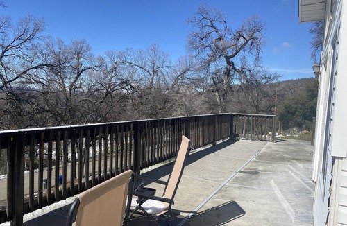 Yosemite Forks House | Star gaze 7 minutes from bass lake & 14 miles from the Yosemite entrance.