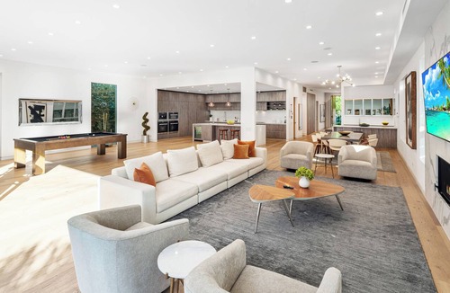 Beverly Hills Villa | Stark Villas by LuxJB 🏆 12 Bedroom Retreat 🏆 2 Villas 2 Minutes Walk Apart