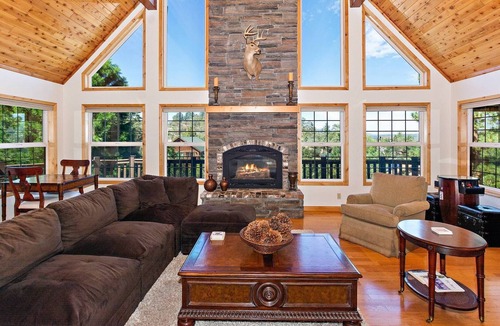 Castle Glen Estates House | Starlight Escape by Destination Big Bear : 3 Bedrooms Plus Loft!Mountain Views in Castle Glen Estates! Ping Pong! Hot Tub!