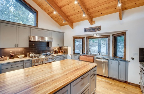 Tahoe Village Cabin | Stateline Mountain Cabin: 3 Mi to Heavenly Resort