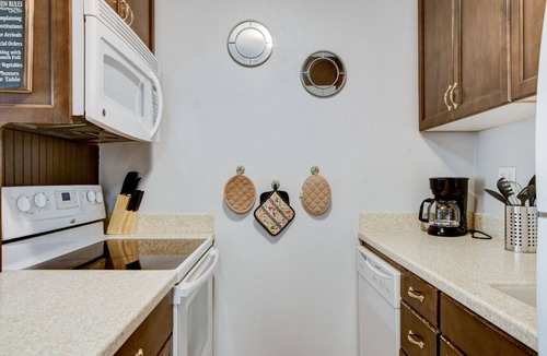 Las Vegas Strip Condo | Stay Together Suites - Scenic Condominium, Sleeps 14, Center Strip - Jockey Club