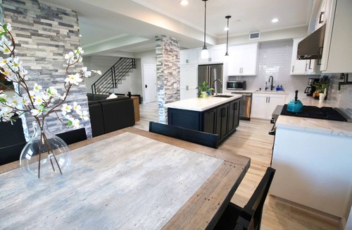 Silver Strand House | Steps to Sand: Game Room, Family Beach Retreat, 4 Ensuites, Pets OK