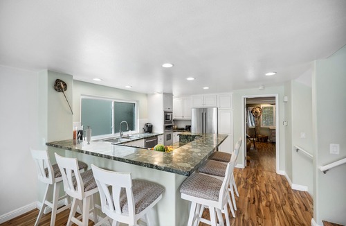 Hollywood House | Steps to the Sand & Harbor - Views, Modern & Fully Stocked w/4 Spacious Decks