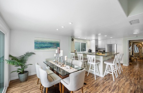 Hollywood House | Steps to the Sand & Harbor - Views, Modern & Fully Stocked w/4 Spacious Decks