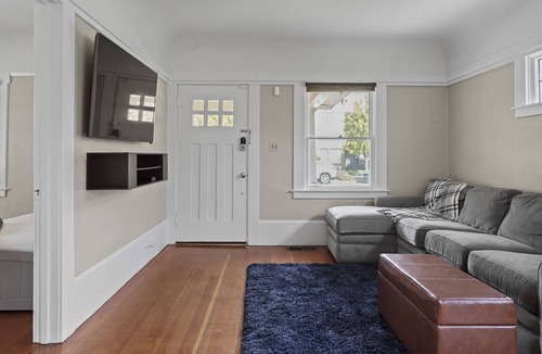 Central Sacramento Cottage | ☞ 🐔 Stroll to Town | Large Yard with Chickens + Eggs!