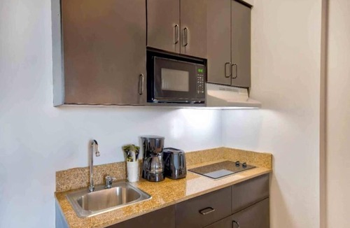 Oildale Hotel | Studio 6 Bakersfield 1 Queen Bed | Smoki
