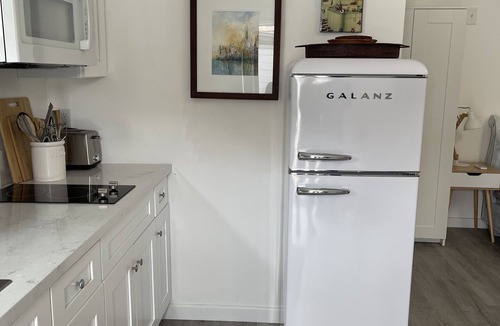 North Hollywood House | Studio City Guesthouse ~ 30 Day Stays
