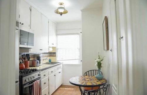 North of Wilshire Apartment | Studio Garden Retreat near everything - B