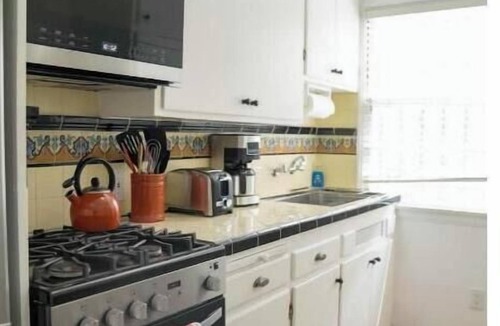 North of Wilshire Apartment | Studio Garden Retreat near everything - B