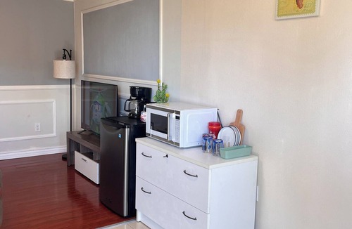 Walnut Apartment | Studio Living/Near Airport/Quiet Neighborhood
