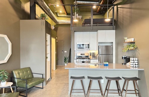 Artists Village Apartment | Studio Loft in Heart of OC w/75" 4K TV, Gym, AC