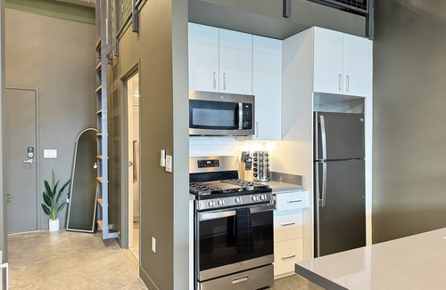 Artists Village Apartment | Studio Loft in Heart of OC w/75" 4K TV, Gym, AC