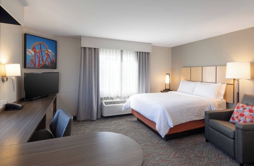 Anaheim Resort Hotel | Studio Suite | 1 Queen Bed | Full Kitchen | Near Anaheim Resort