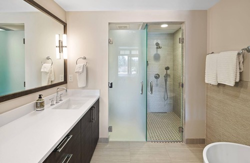 Stateline Condo | Stunning 3390 sqft, 5 bed, 5 bath Residence in Private Lakefront Community