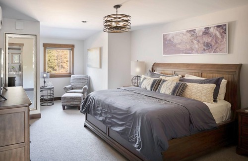 Stateline Condo | Stunning 3390 sqft, 5 bed, 5 bath Residence in Private Lakefront Community
