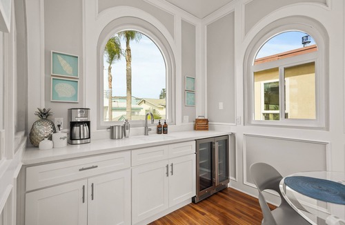 South Mission Beach House | Stunning Beach Home with Stunning Rooftop, Parking, Spa, AC & Bay Views