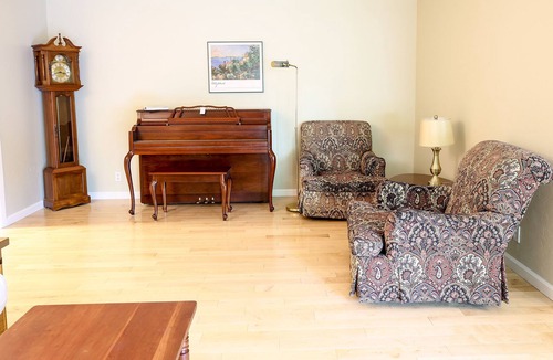 Moraga House | Stunning Executive Corporate House on Tree-Lined Street - Dogs, 30+ Stays