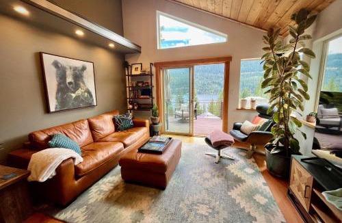 Truckee House | Stunning Lake Views, Hot Tub, & Two Living Rooms