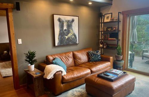 Truckee House | Stunning Lake Views, Hot Tub, & Two Living Rooms