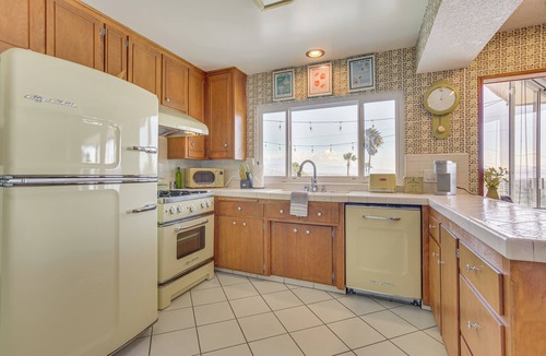 San Bernardino House | Stunning MCM Escape w/Mtn Views in San Bernardino