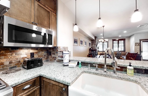 Woodwinds Condo | Stunning mountain condo on the golf course w/private hot tub & fireplace